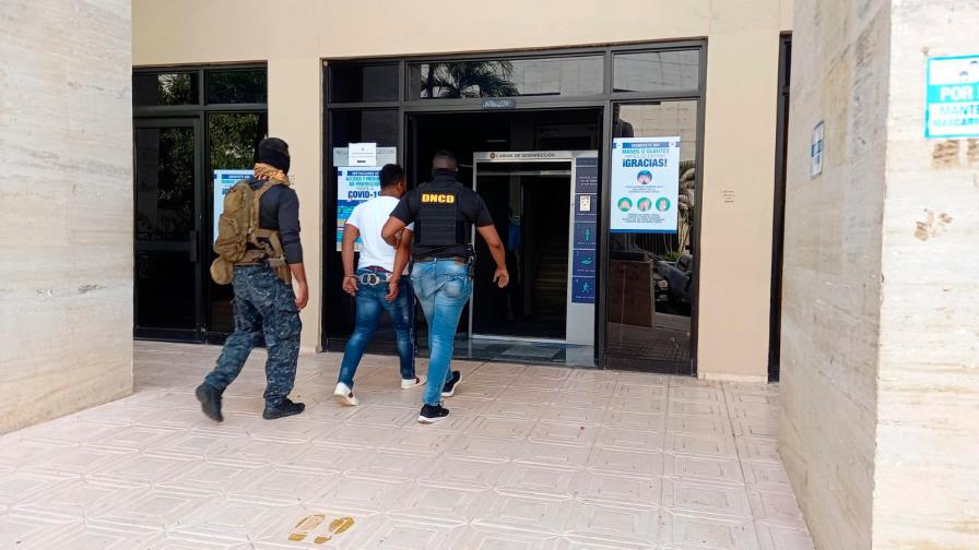 Apresados en la Operación Larva aguardan en la DNCD hasta ser sometidos ante un tribunal