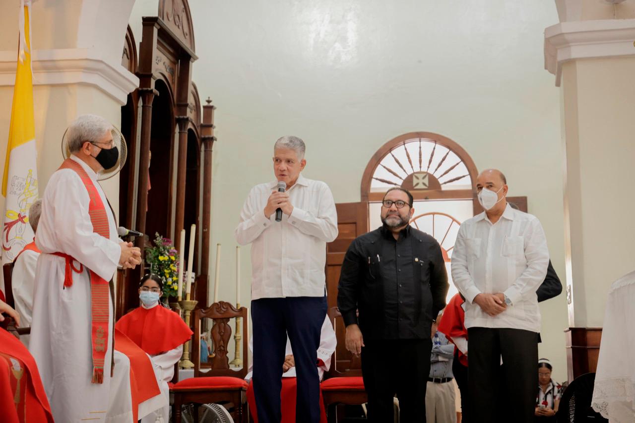 Una comisión de senadores entregó el reconocimiento.