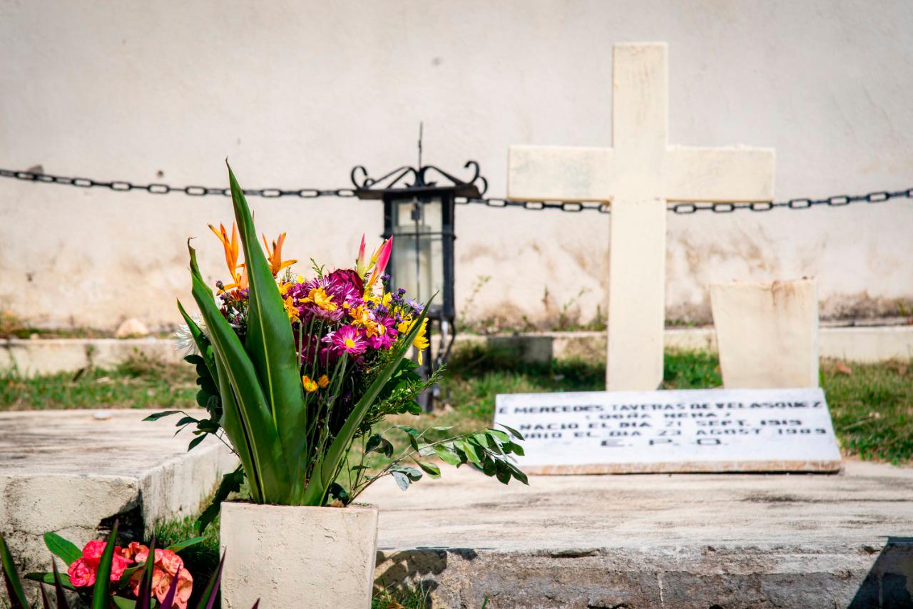 Una tumba adornada con flores frescas en el cementerio Cristo Redentor. 