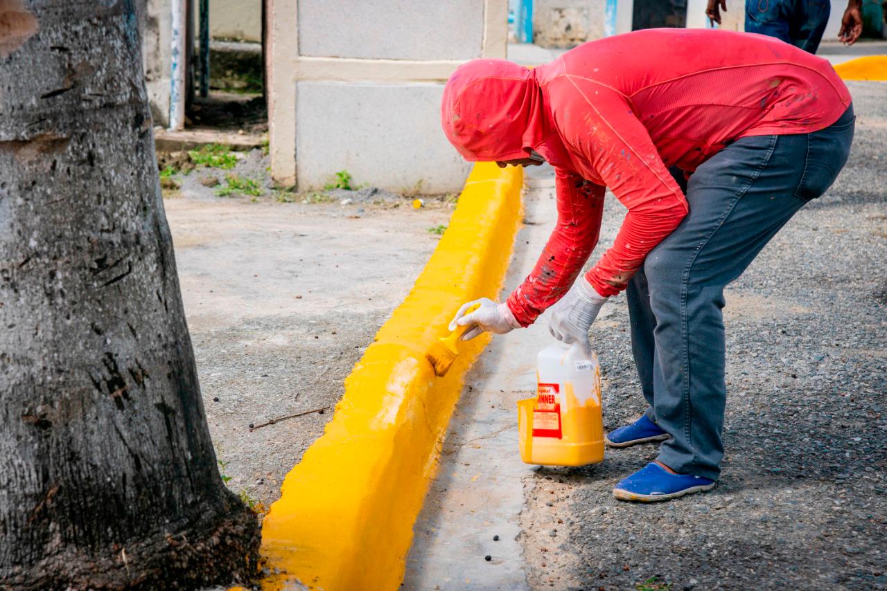 Un empleado del Ayuntamiento del Distrito Nacional da los toques finales a la pintura en el cementerio Barrio Obrero de Cristo Rey.