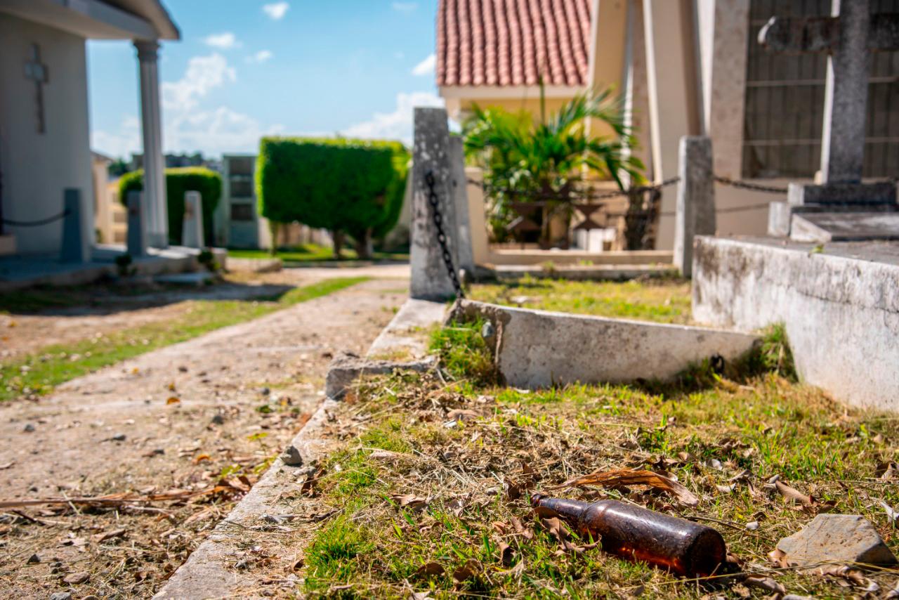 Una botella de vidrio arrojada en el Cementerio Cristo Redentor.