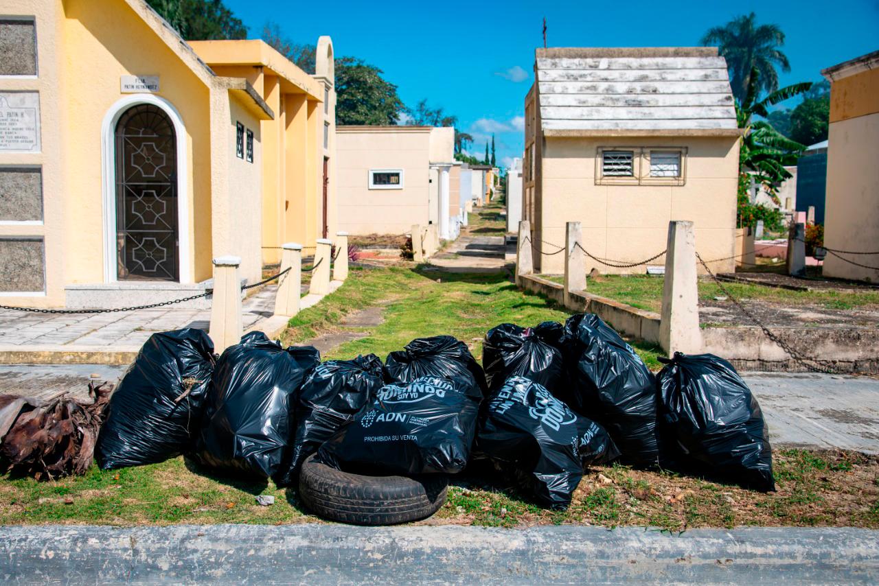 Fundas de basura apiladas en el cementerio Cristo Redentor a la espera del camión recolector. 