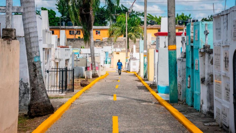 Calles barridas y pintura fresca en los cementerios para recibir visitantes por Día de los Fieles Difuntos