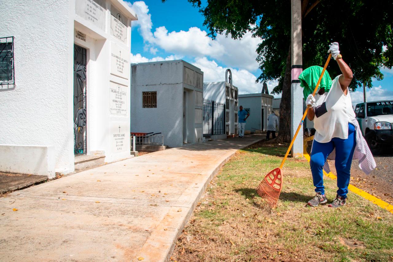 Maritza Gómez, empleada del ADN, mientras rastrilla las hojas en el cementerio de la Máximo Gómez