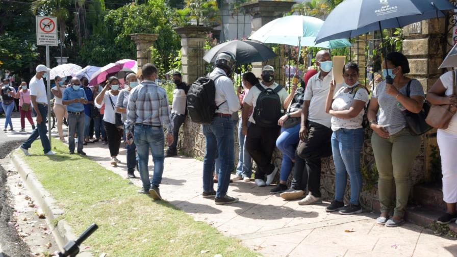 Pago con cheques a personal médico continuará este martes en pabellón de voleibol