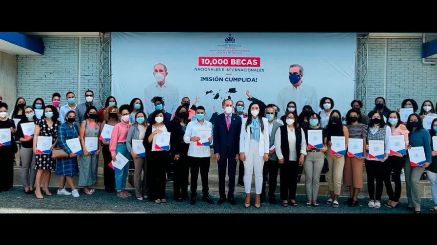 Mescyt envía 300 becados a México, España, Reino Unido, Suiza e Italia para cursar maestrías