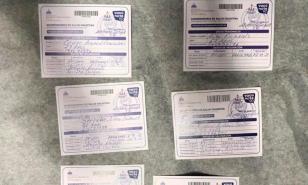 Tres meses de prisión a dueña de farmacia clausurada por falsificar tarjetas de vacunación 