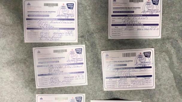 Tres meses de prisión a dueña de farmacia clausurada por falsificar tarjetas de vacunación