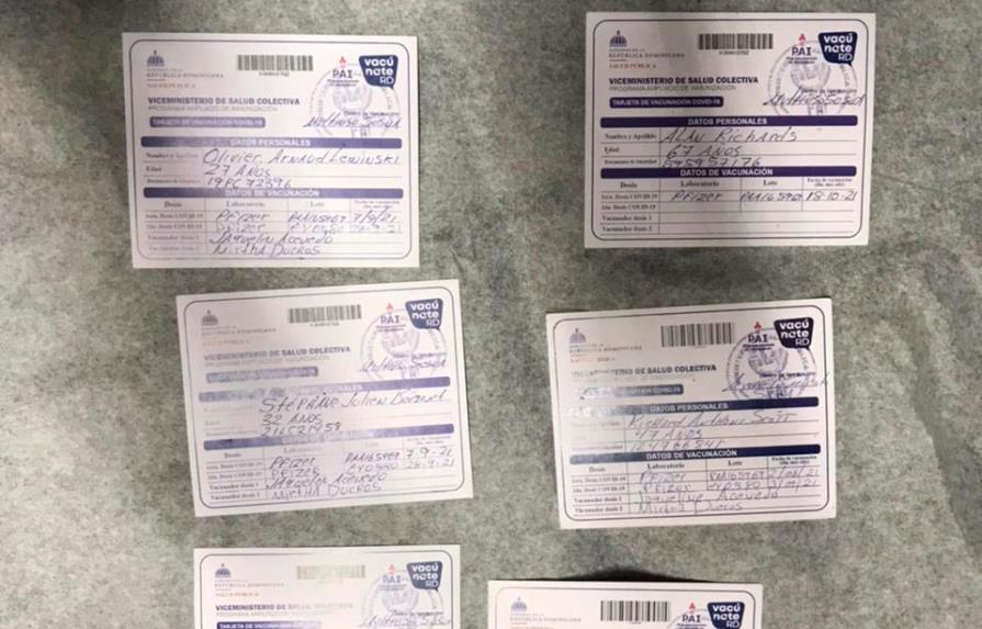 Tres meses de prisión a dueña de farmacia clausurada por falsificar tarjetas de vacunación 