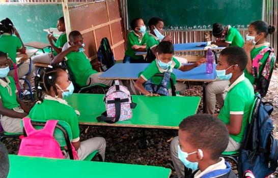 En la escuela Isabelita reciben clases debajo de un rancho