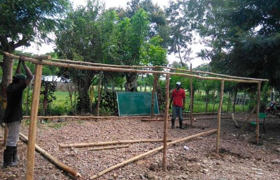 En la escuela Isabelita reciben clases debajo de un rancho