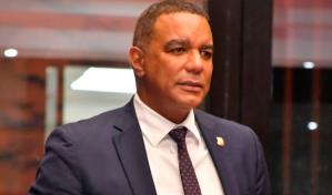Senador por Espaillat busca que jóvenes mayores de edad puedan portar armas de fuego