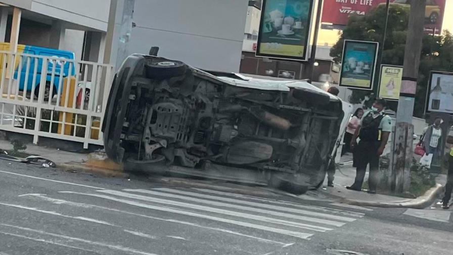 Se vuelca vehículo en la avenida Lope de Vega 