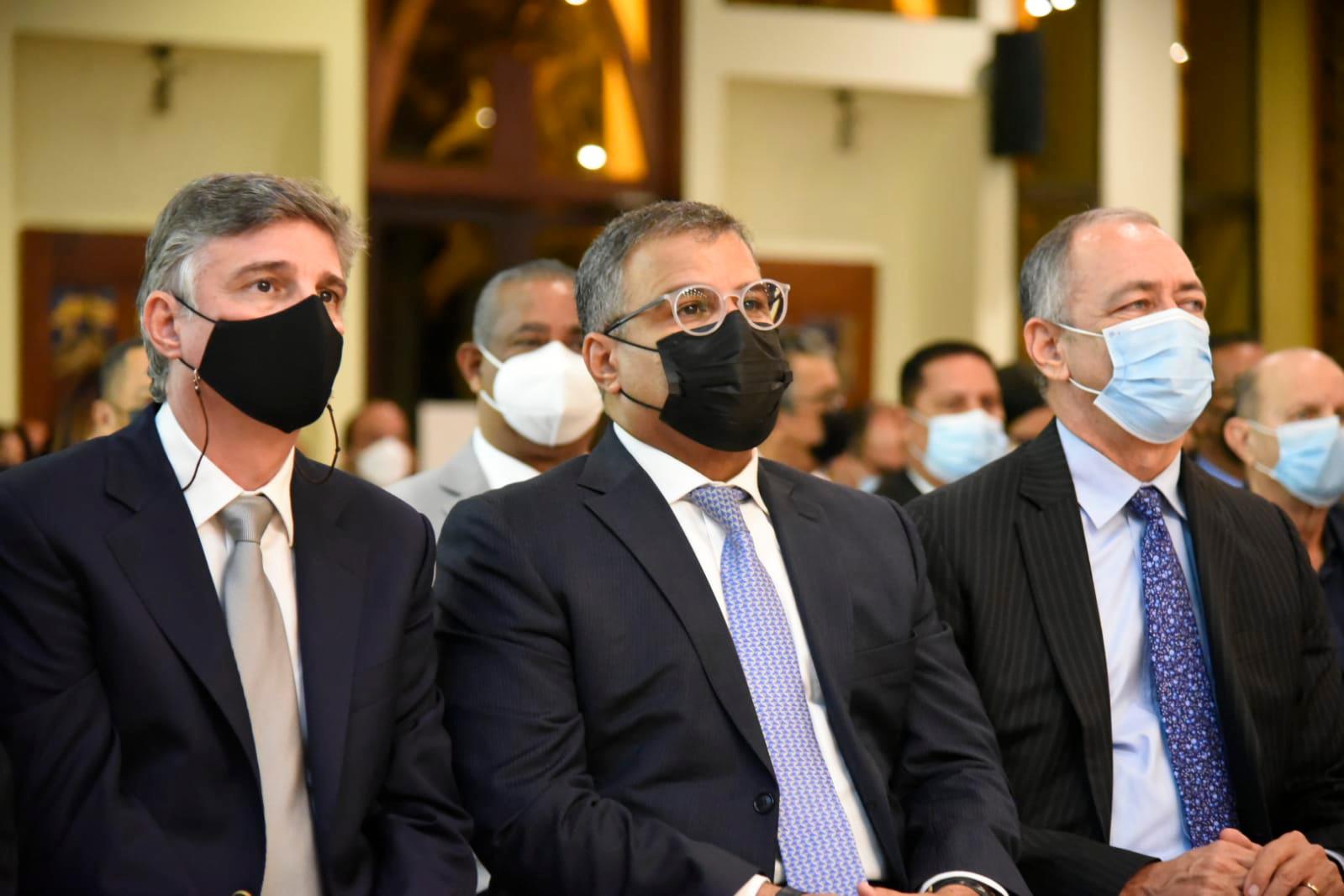 Tommy Galán en el novenario de Reinaldo Pared Pérez.