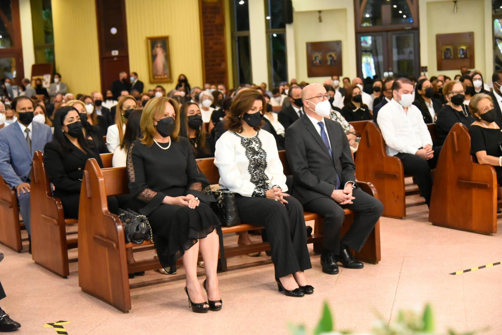 Margarita Cedeño y Francisco Domínguez Brito en el novenario de Reinaldo Pared Pérez.