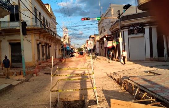 Denuncian calle Duarte de San Pedro de Macorís lleva más de un año en reparación 