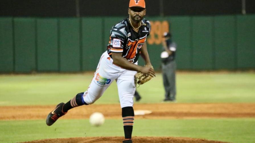 Dustin Crenshaw contra Penn Murfee, en el partido Gigantes visitando al Escogido