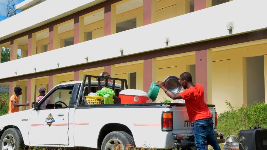 Desalojan haitianos de escuela en construcción donde residían en Moca 