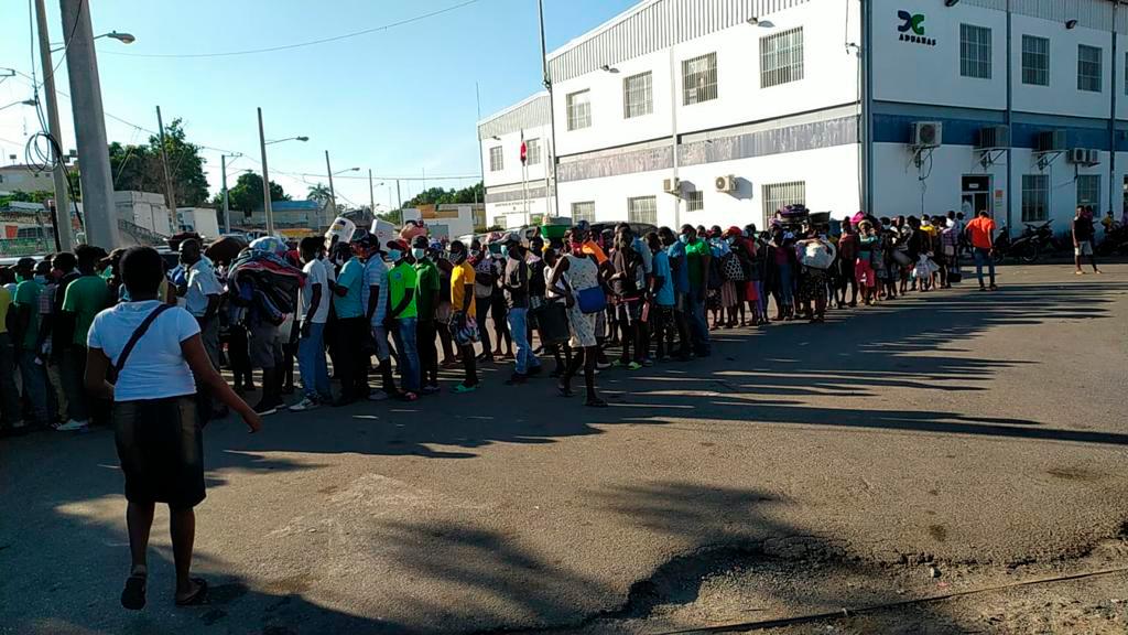 Los compradores y vendedores realizan sus actividades sin mantener el distanciamiento físico y muchas personas no utilizan mascarillas.