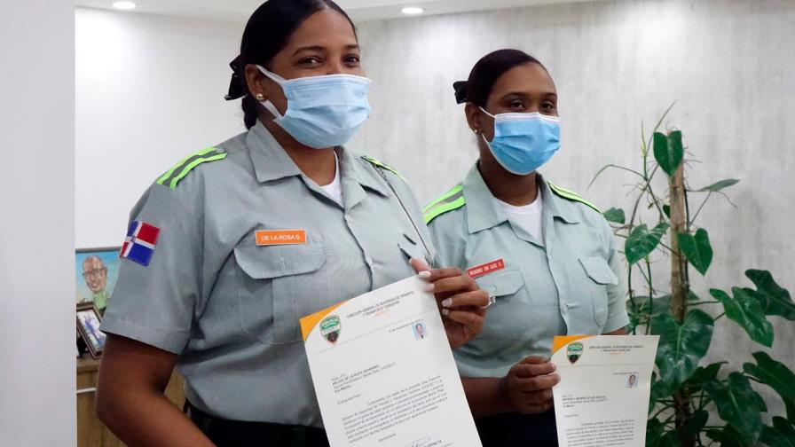 Digesett declara como heroínas a las agentes que ayudaron a embarazada a tener bebé dentro de vehículo en Monte Plata
