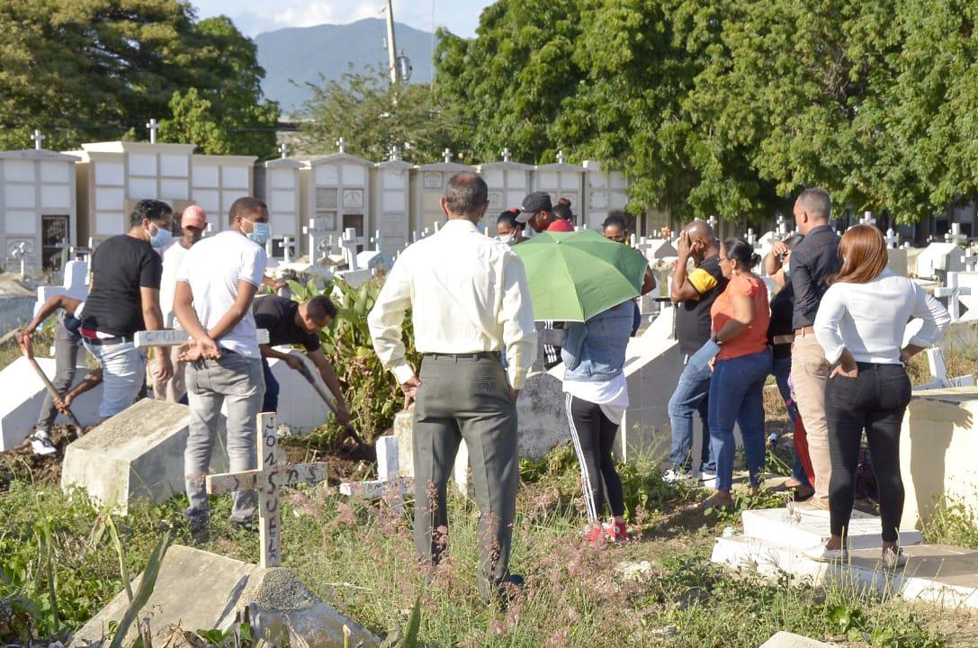 El hecho sucedió en medio de un incidente ocurrido en un colmado del barrio Villa La Mina, en Cienfuegos, distrito municipal Santiago Oeste, la noche del viernes.