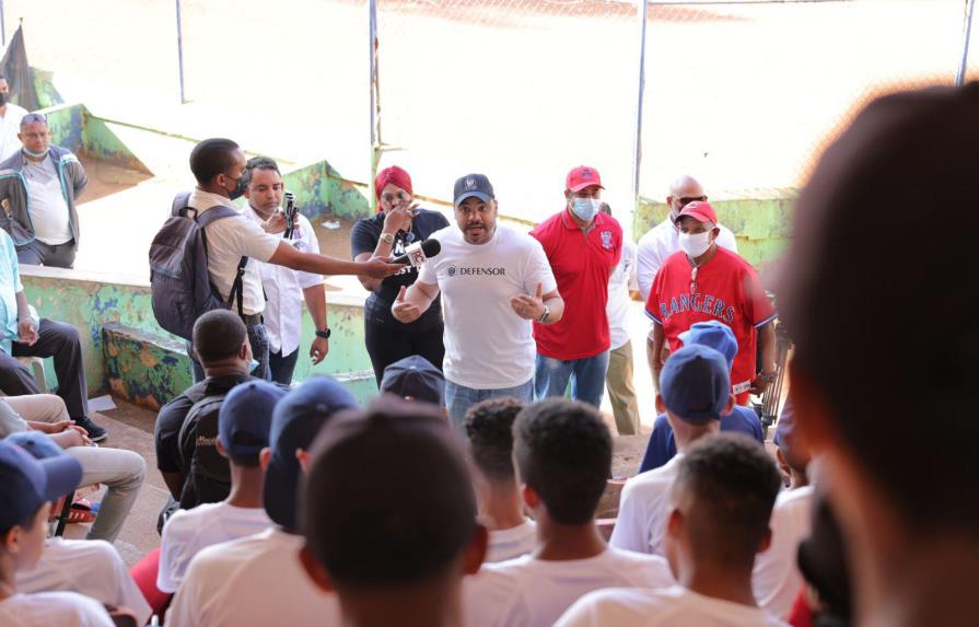 Defensor del Pueblo, motiva a niños que hacen béisbol en el estadio La Normal