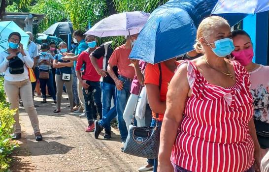 Centros de vacunación poco concurridos y largas filas para pruebas PCR