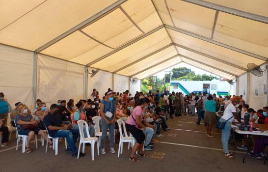 Centros de vacunación poco concurridos y largas filas para pruebas PCR