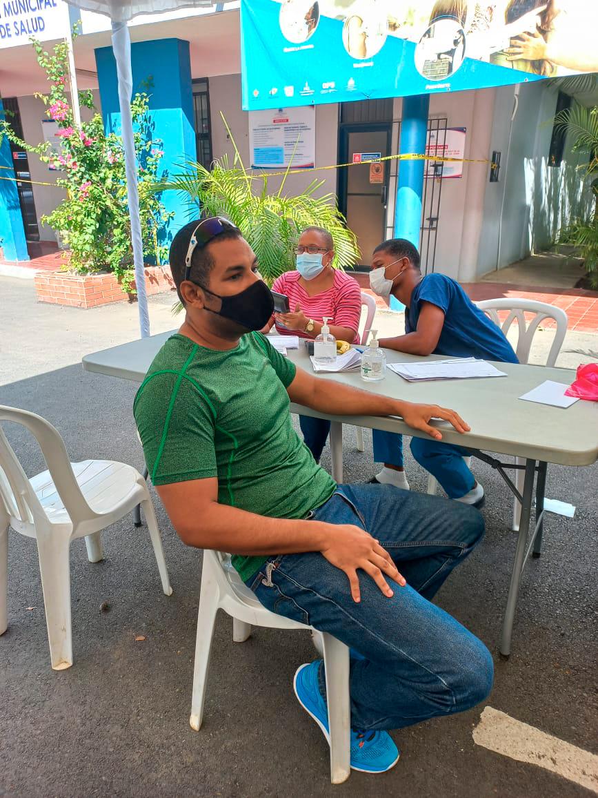 Luis Manuel Henríquez esperando se vacunado en el centro del hospital Santo Socorro.