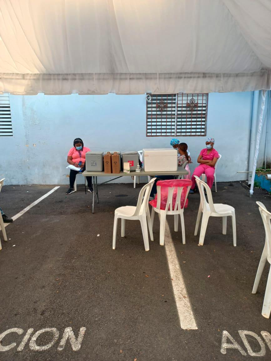 Personal del centro de vacunación en el hospital Santo Socorro a la espera de que lleguen personas interesadas en vacunarse.
