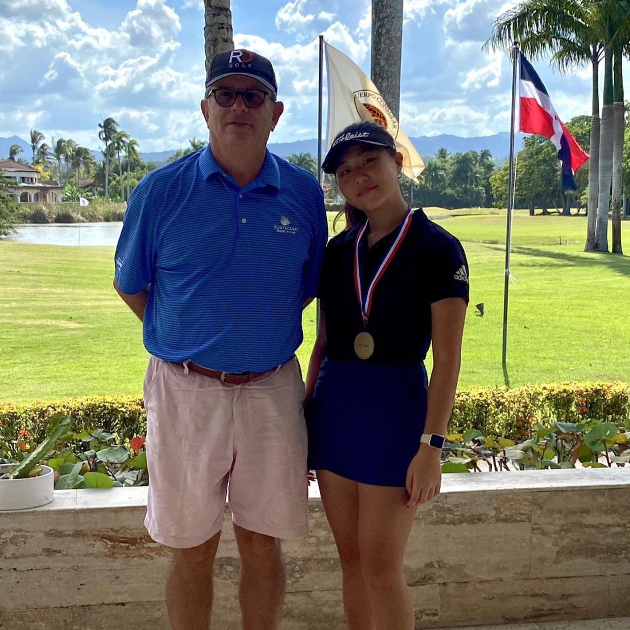 Lorenzo Caimari junto a Camila Yoo, ganadora de la categoría 15-18. (Prensa/Fedogolf)
