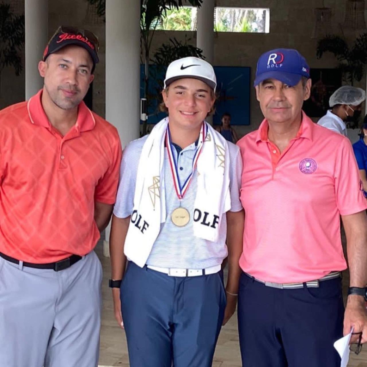 Rodrigo Huerta (centro ganador) junto a Arturo Medero yJaime Herrera. (Prensa/Fedogolf)