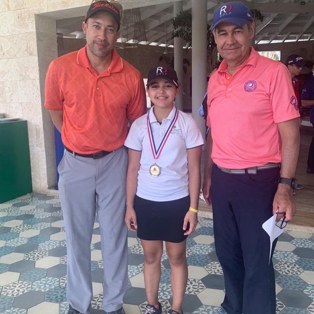 María Fernanda Fernández junto a Arturo Medero y Jaime Herrera (Fuente/Fedogolf)