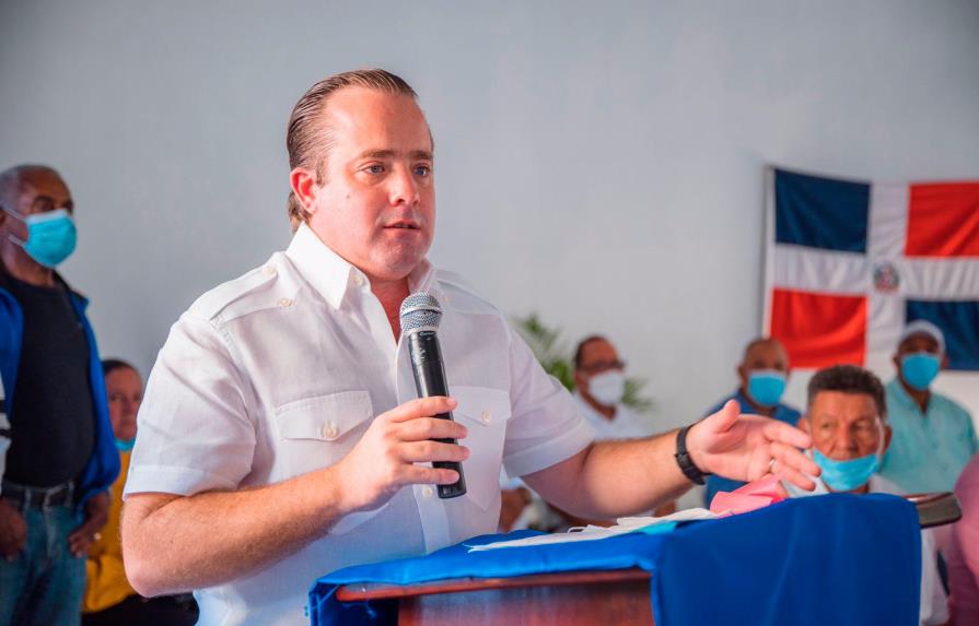 José Paliza juramenta alcalde del PLD del municipio de Arenoso