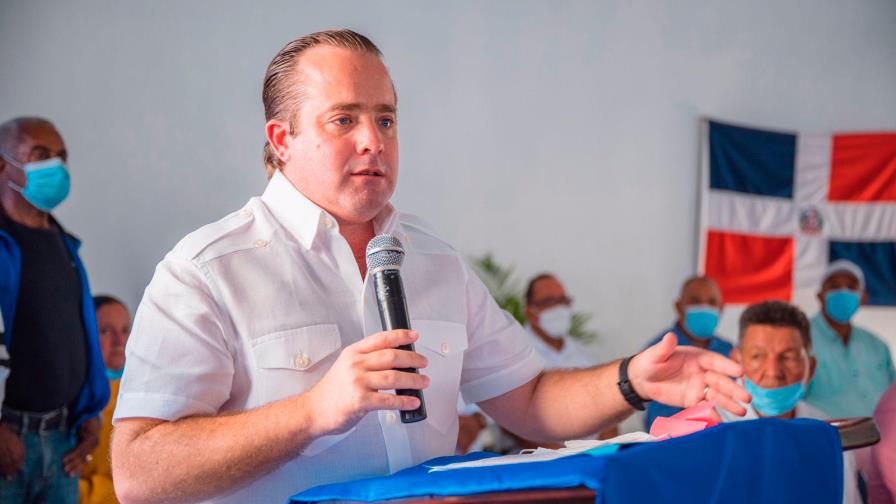 José Paliza juramenta alcalde del PLD del municipio de Arenoso