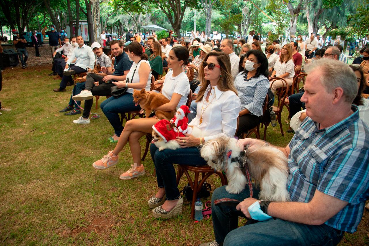 Ciudadanos acudieron para hacer uso del parque canino.