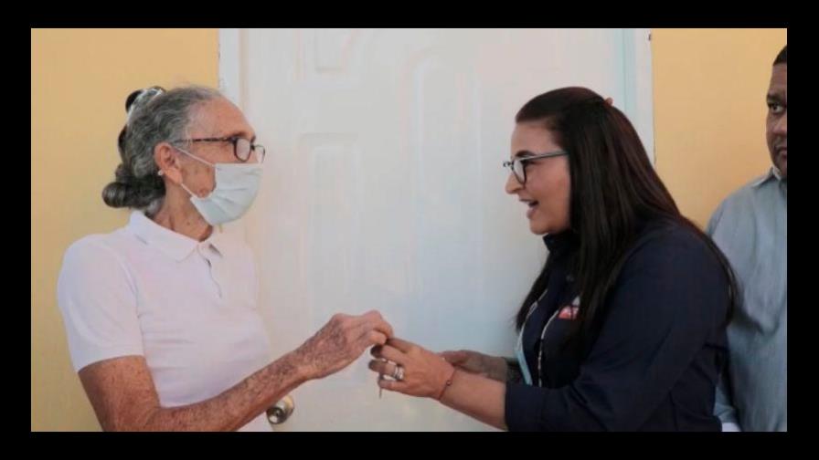 Entregan vivienda reconstruida a señora con hogar destruido por tormenta Laura