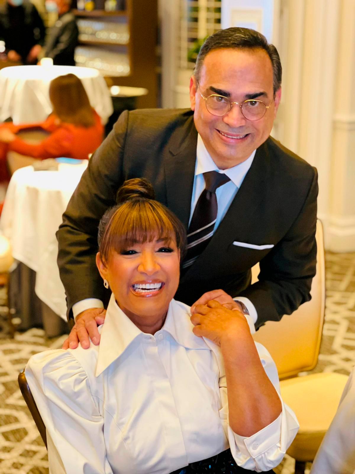 Milly Quezada junto a su amigo, el cantante puertorriqueño Gilberto Santa Rosa, que también recibió el Premio a la Excelencia Musical.