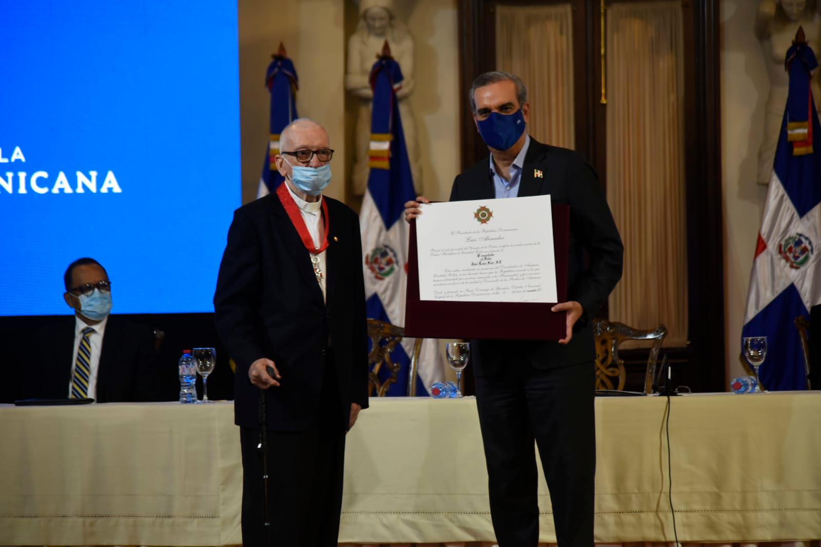 Reconocen con la Orden Heráldica de Cristóbal Colón con el grado de Comendador al sacerdote José Luis Sáez.