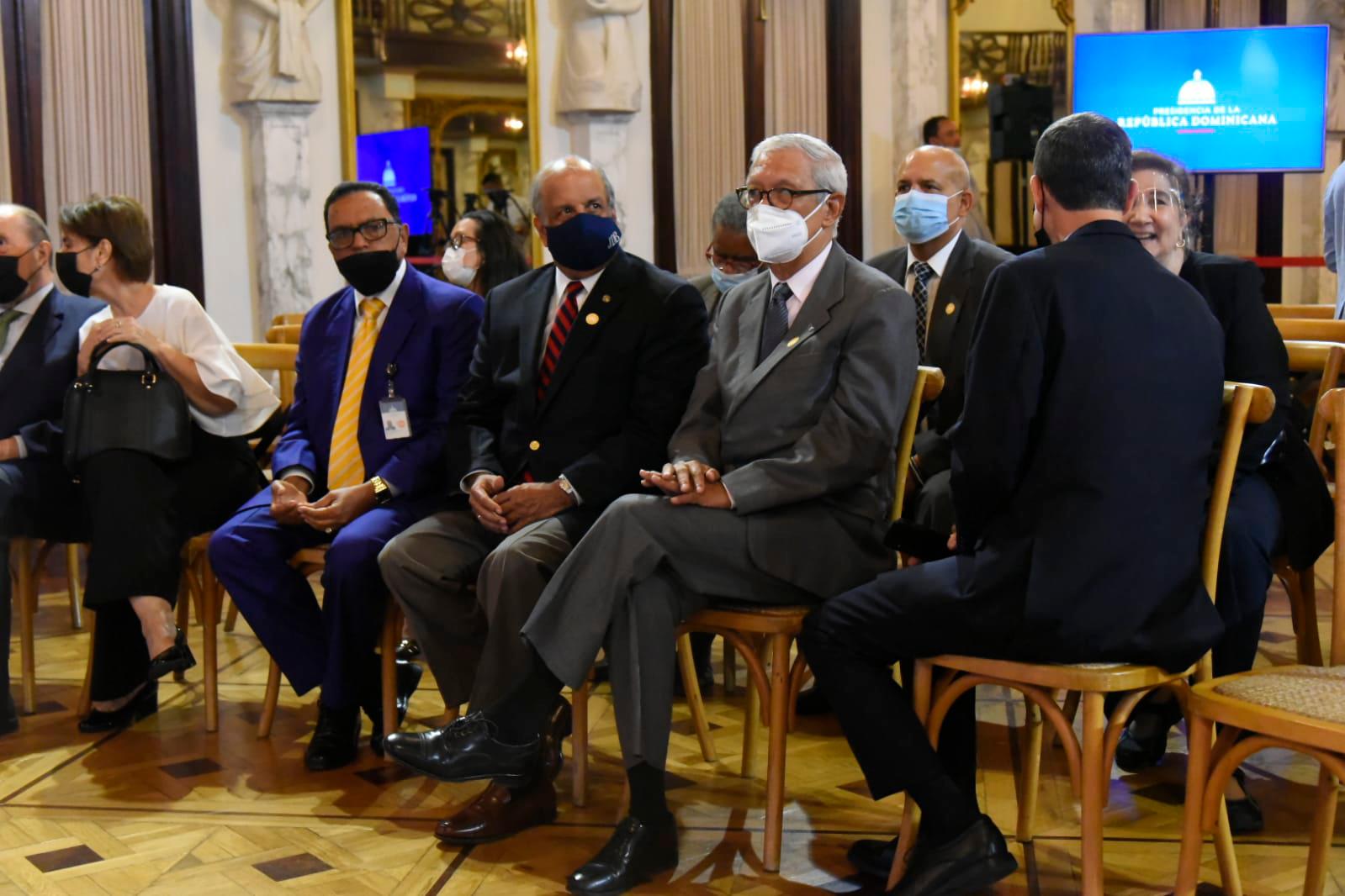 Encuentro con escritores e intelectuales de la República Dominicana en el Palacio Nacional. 