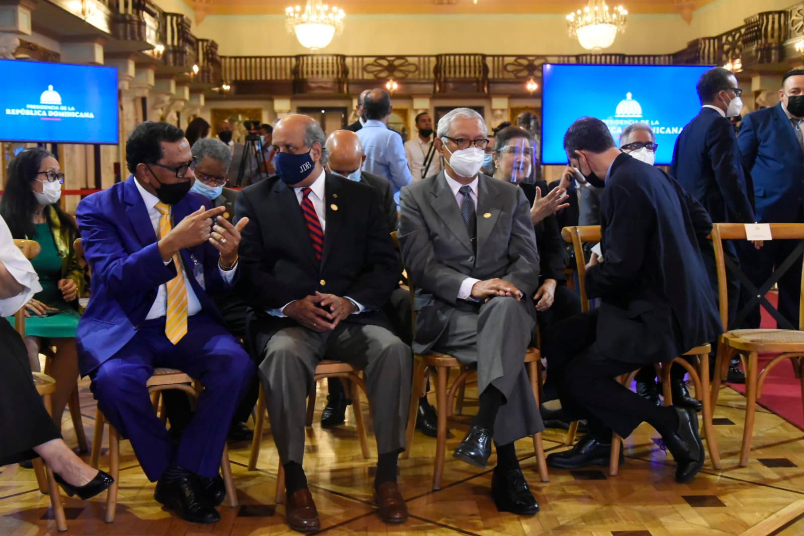 Encuentro con escritores e intelectuales de la República Dominicana en el Palacio Nacional. 