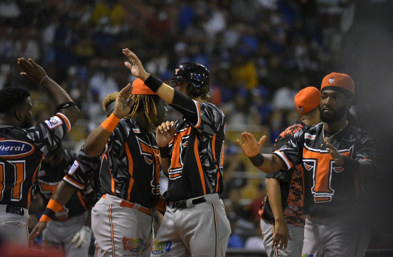 Jugadores de los Toros del Este celebran la victoria sobre los Tigres del Licey, en el partido de la pelota invernal que los enfrentó el 17 de noviembre del 2021, en el Estadio Quisqueya Juan Marichal. (DL/Félix León)