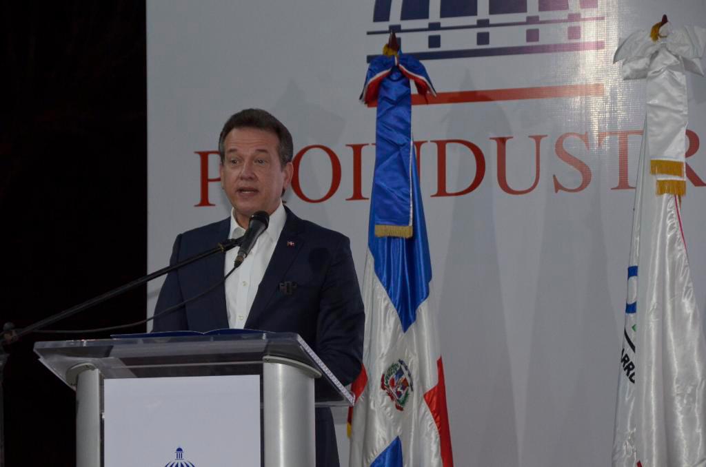 Ministro Víctor -Ito- Bisonó en inauguración de feria. Foto: Pablo González