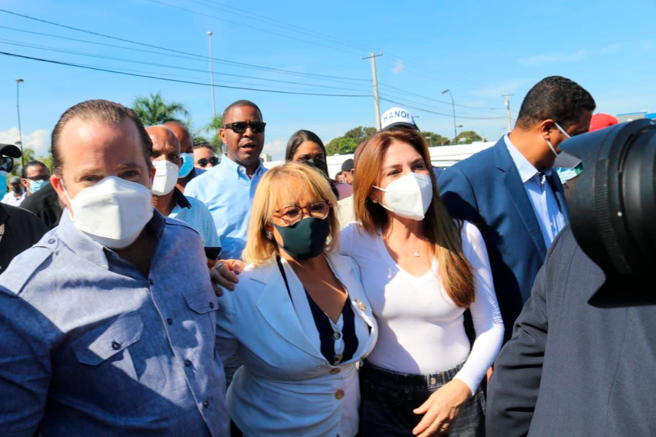 Hanoi Sánchez junto a Carolina Mejía e Ignacio Paliza.