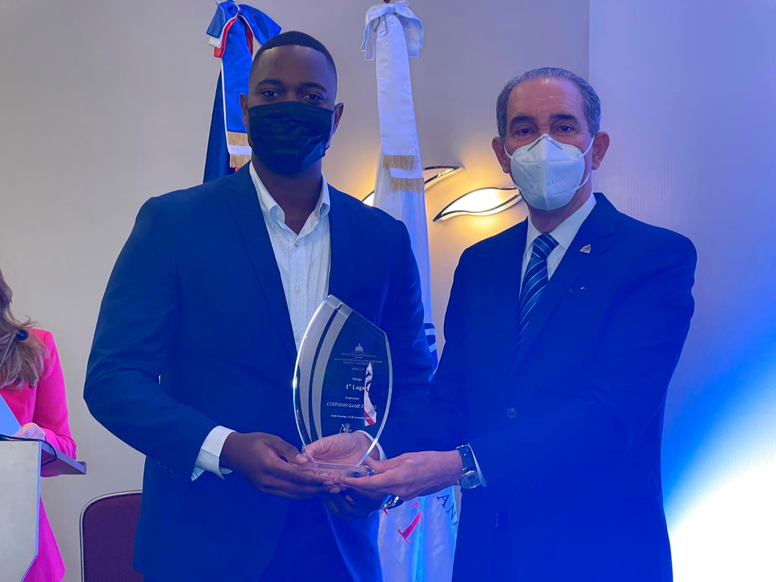 Entrega premios de la Decimosegunda Competencia Universitaria de Emprendedores 2021.