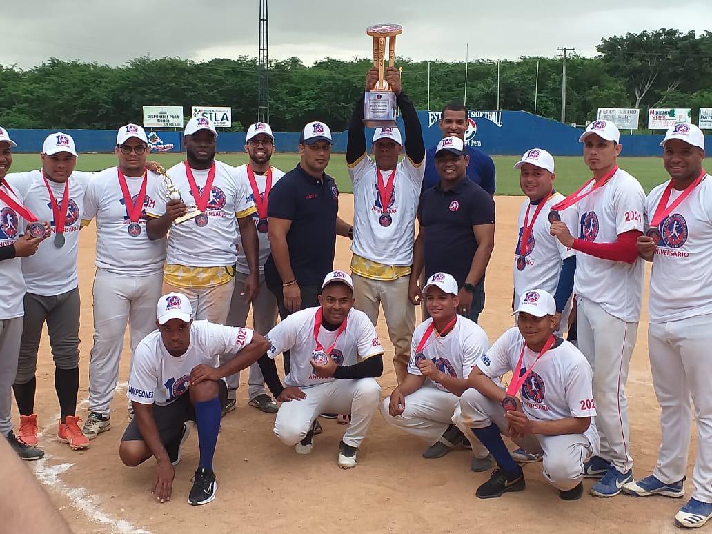 El capitán de corbeta Edwin Mateo Montero y el Tte. Coronel Nova Nova entregan la copa de campeón a la promoción Monarcas-2015 en la versión la decima versión 2021. (Prensa/Liosoa)