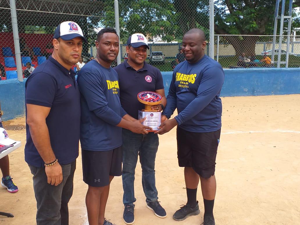 Los Trabucos-2012 fueron lo subcampeones. Reciben entregado por el capitán de corbeta, Edwin Mateo Montero, segundo desde la derecha, presidente de Lisoa y de Nova y Nova, director de Relaciones Publicas de la Liga. (Prensa/Lisoa)