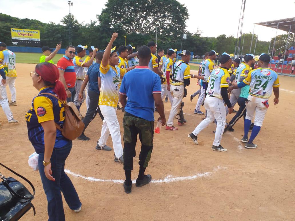 Jugadores y fanaticos de los Monarcas-2015 celebran el triunfo que los coronó campéon en el torneo de Oficiales Académicos de las Fuerzas Armadas y la Policía Nacional, en su versión 2021. (Prensa/Lisoa)
