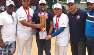 Monarcas se coronan campeón en softbol de oficiales académicos de las FFAA y la PN