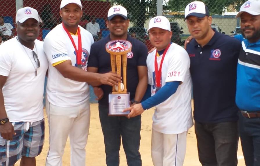 Monarcas se coronan campeón en softbol de oficiales académicos de las FFAA y la PN